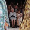 La reine Elizabeth II au défilé Richard Quinn lors de la Fashion Week de Londres le 20 février 2018. Lors du show, la souveraine était entourée de Caroline Rush (British Fashion Council) et de la papesse de la mode Anna Wintour. La reine était présente pour remettre au styliste le premier "prix Elizabeth II de la mode", une récompense qui sera désormais décernée tous les ans à un nouveau talent du secteur.