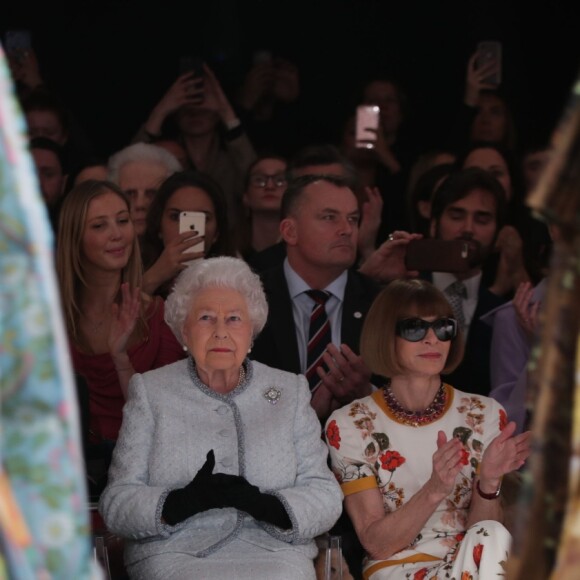 La reine Elizabeth II au défilé Richard Quinn lors de la Fashion Week de Londres le 20 février 2018. Lors du show, la souveraine était entourée de Caroline Rush (British Fashion Council) et de la papesse de la mode Anna Wintour. La reine était présente pour remettre au styliste le premier "prix Elizabeth II de la mode", une récompense qui sera désormais décernée tous les ans à un nouveau talent du secteur.