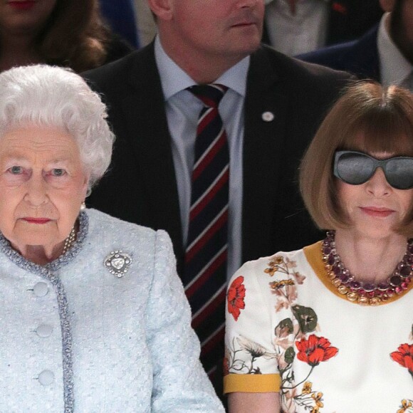 La reine Elizabeth II au défilé Richard Quinn lors de la Fashion Week de Londres le 20 février 2018. Lors du show, la souveraine était entourée de Caroline Rush (British Fashion Council) et de la papesse de la mode Anna Wintour. La reine était présente pour remettre au styliste le premier "prix Elizabeth II de la mode", une récompense qui sera désormais décernée tous les ans à un nouveau talent du secteur.