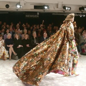 La reine Elizabeth II au défilé Richard Quinn lors de la Fashion Week de Londres le 20 février 2018. Lors du show, la souveraine était entourée de Caroline Rush (British Fashion Council) et de la papesse de la mode Anna Wintour. La reine était présente pour remettre au styliste le premier "prix Elizabeth II de la mode", une récompense qui sera désormais décernée tous les ans à un nouveau talent du secteur.