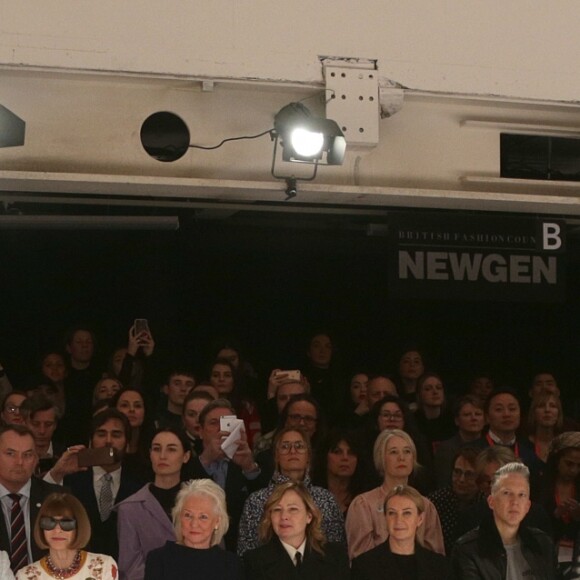 La reine Elizabeth II au défilé Richard Quinn lors de la Fashion Week de Londres le 20 février 2018. Lors du show, la souveraine était entourée de Caroline Rush (British Fashion Council) et de la papesse de la mode Anna Wintour. La reine était présente pour remettre au styliste le premier "prix Elizabeth II de la mode", une récompense qui sera désormais décernée tous les ans à un nouveau talent du secteur.