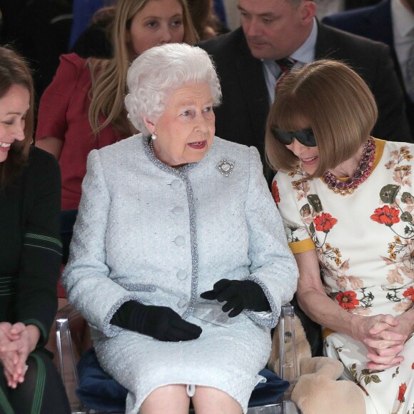 La reine Elizabeth II au défilé Richard Quinn lors de la Fashion Week de Londres le 20 février 2018. Lors du show, la souveraine était entourée de Caroline Rush (British Fashion Council) et de la papesse de la mode Anna Wintour. La reine était présente pour remettre au styliste le premier "prix Elizabeth II de la mode", une récompense qui sera désormais décernée tous les ans à un nouveau talent du secteur.