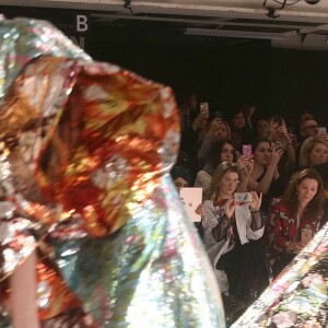 La reine Elizabeth II au défilé Richard Quinn lors de la Fashion Week de Londres le 20 février 2018. Lors du show, la souveraine était entourée de Caroline Rush (British Fashion Council) et de la papesse de la mode Anna Wintour. La reine était présente pour remettre au styliste le premier "prix Elizabeth II de la mode", une récompense qui sera désormais décernée tous les ans à un nouveau talent du secteur.