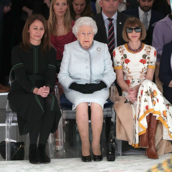 La reine Elizabeth II au défilé Richard Quinn lors de la Fashion Week de Londres le 20 février 2018. Lors du show, la souveraine était entourée de Caroline Rush (British Fashion Council) et de la papesse de la mode Anna Wintour. La reine était présente pour remettre au styliste le premier "prix Elizabeth II de la mode", une récompense qui sera désormais décernée tous les ans à un nouveau talent du secteur.