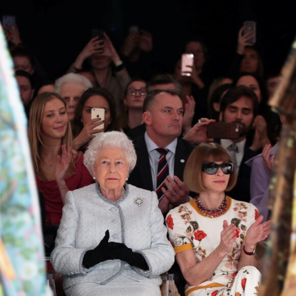 La reine Elizabeth II au défilé Richard Quinn lors de la Fashion Week de Londres le 20 février 2018. Lors du show, la souveraine était entourée de Caroline Rush (British Fashion Council) et de la papesse de la mode Anna Wintour. La reine était présente pour remettre au styliste le premier "prix Elizabeth II de la mode", une récompense qui sera désormais décernée tous les ans à un nouveau talent du secteur.