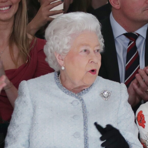 La reine Elizabeth II au défilé Richard Quinn lors de la Fashion Week de Londres le 20 février 2018. Lors du show, la souveraine était entourée de Caroline Rush (British Fashion Council) et de la papesse de la mode Anna Wintour. La reine était présente pour remettre au styliste le premier "prix Elizabeth II de la mode", une récompense qui sera désormais décernée tous les ans à un nouveau talent du secteur.