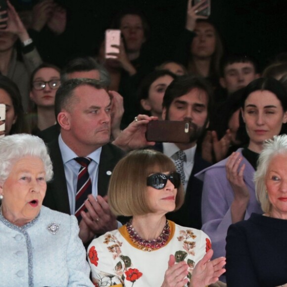La reine Elizabeth II au défilé Richard Quinn lors de la Fashion Week de Londres le 20 février 2018. Lors du show, la souveraine était entourée de Caroline Rush (British Fashion Council) et de la papesse de la mode Anna Wintour. La reine était présente pour remettre au styliste le premier "prix Elizabeth II de la mode", une récompense qui sera désormais décernée tous les ans à un nouveau talent du secteur.