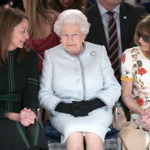 La reine Elizabeth II au défilé Richard Quinn lors de la Fashion Week de Londres le 20 février 2018. Lors du show, la souveraine était entourée de Caroline Rush (British Fashion Council) et de la papesse de la mode Anna Wintour. La reine était présente pour remettre au styliste le premier "prix Elizabeth II de la mode", une récompense qui sera désormais décernée tous les ans à un nouveau talent du secteur.