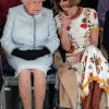 La reine Elizabeth II au défilé Richard Quinn lors de la Fashion Week de Londres le 20 février 2018. Lors du show, la souveraine était entourée de Caroline Rush (British Fashion Council) et de la papesse de la mode Anna Wintour. La reine était présente pour remettre au styliste le premier "prix Elizabeth II de la mode", une récompense qui sera désormais décernée tous les ans à un nouveau talent du secteur.