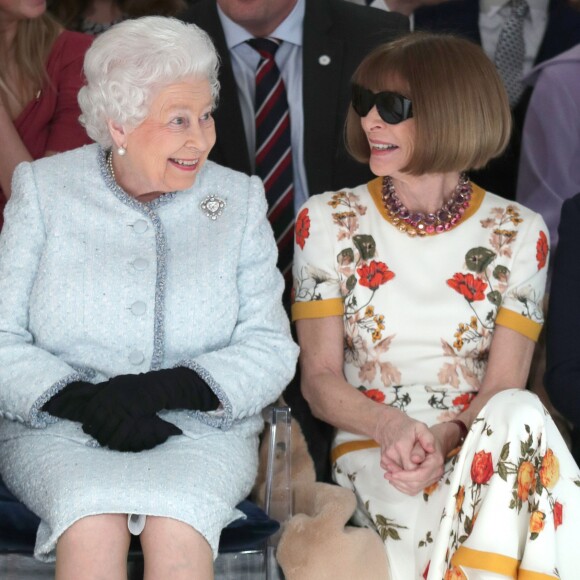 La reine Elizabeth II au défilé Richard Quinn lors de la Fashion Week de Londres le 20 février 2018. Lors du show, la souveraine était entourée de Caroline Rush (British Fashion Council) et de la papesse de la mode Anna Wintour. La reine était présente pour remettre au styliste le premier "prix Elizabeth II de la mode", une récompense qui sera désormais décernée tous les ans à un nouveau talent du secteur.