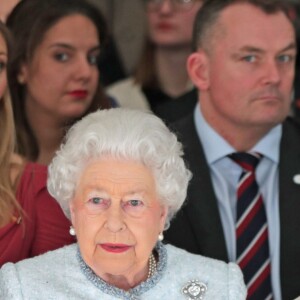 La reine Elizabeth II au défilé Richard Quinn lors de la Fashion Week de Londres le 20 février 2018. Lors du show, la souveraine était entourée de Caroline Rush (British Fashion Council) et de la papesse de la mode Anna Wintour. La reine était présente pour remettre au styliste le premier "prix Elizabeth II de la mode", une récompense qui sera désormais décernée tous les ans à un nouveau talent du secteur.