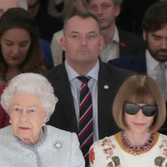 La reine Elizabeth II au défilé Richard Quinn lors de la Fashion Week de Londres le 20 février 2018. Lors du show, la souveraine était entourée de Caroline Rush (British Fashion Council) et de la papesse de la mode Anna Wintour. La reine était présente pour remettre au styliste le premier "prix Elizabeth II de la mode", une récompense qui sera désormais décernée tous les ans à un nouveau talent du secteur.
