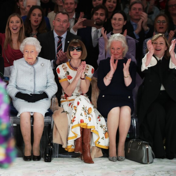 La reine Elizabeth II au défilé Richard Quinn lors de la Fashion Week de Londres le 20 février 2018. Lors du show, la souveraine était entourée de Caroline Rush (British Fashion Council) et de la papesse de la mode Anna Wintour. La reine était présente pour remettre au styliste le premier "prix Elizabeth II de la mode", une récompense qui sera désormais décernée tous les ans à un nouveau talent du secteur.