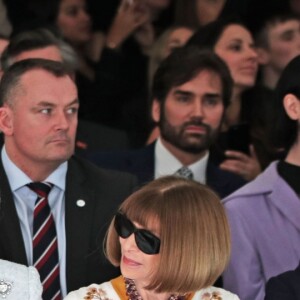 La reine Elizabeth II au défilé Richard Quinn lors de la Fashion Week de Londres le 20 février 2018. Lors du show, la souveraine était entourée de Caroline Rush (British Fashion Council) et de la papesse de la mode Anna Wintour. La reine était présente pour remettre au styliste le premier "prix Elizabeth II de la mode", une récompense qui sera désormais décernée tous les ans à un nouveau talent du secteur.