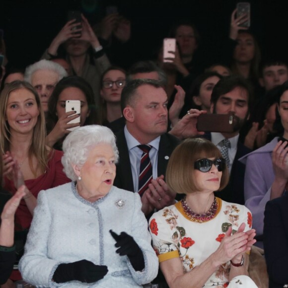 La reine Elizabeth II au défilé Richard Quinn lors de la Fashion Week de Londres le 20 février 2018. Lors du show, la souveraine était entourée de Caroline Rush (British Fashion Council) et de la papesse de la mode Anna Wintour. La reine était présente pour remettre au styliste le premier "prix Elizabeth II de la mode", une récompense qui sera désormais décernée tous les ans à un nouveau talent du secteur.