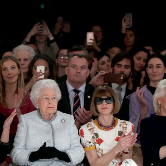 La reine Elizabeth II au défilé Richard Quinn lors de la Fashion Week de Londres le 20 février 2018. Lors du show, la souveraine était entourée de Caroline Rush (British Fashion Council) et de la papesse de la mode Anna Wintour. La reine était présente pour remettre au styliste le premier "prix Elizabeth II de la mode", une récompense qui sera désormais décernée tous les ans à un nouveau talent du secteur.