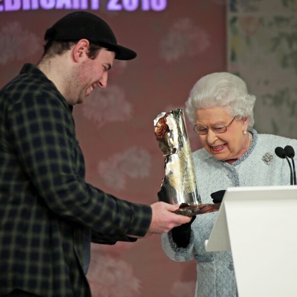 La reine Elizabeth II au défilé Richard Quinn lors de la Fashion Week de Londres le 20 février 2018. Lors du show, la souveraine était entourée de Caroline Rush (British Fashion Council) et de la papesse de la mode Anna Wintour. La reine était présente pour remettre au styliste le premier "prix Elizabeth II de la mode", une récompense qui sera désormais décernée tous les ans à un nouveau talent du secteur.