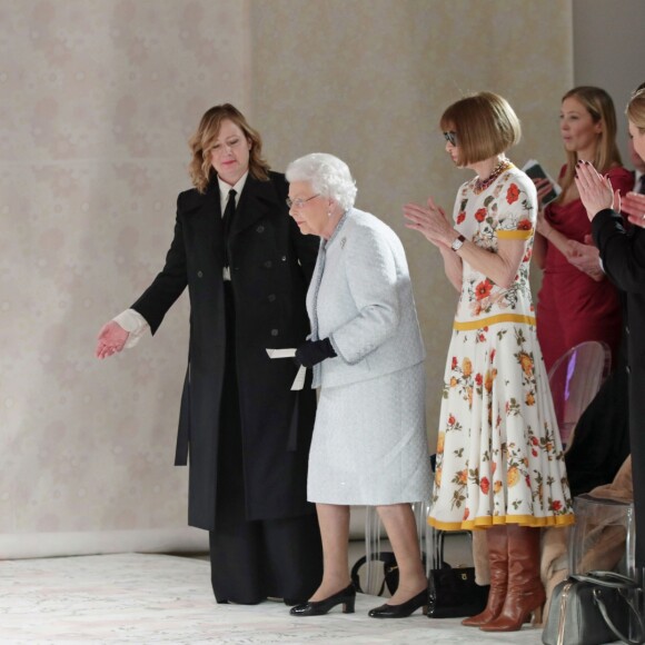La reine Elizabeth II au défilé Richard Quinn lors de la Fashion Week de Londres le 20 février 2018. Lors du show, la souveraine était entourée de Caroline Rush (British Fashion Council) et de la papesse de la mode Anna Wintour. La reine était présente pour remettre au styliste le premier "prix Elizabeth II de la mode", une récompense qui sera désormais décernée tous les ans à un nouveau talent du secteur.