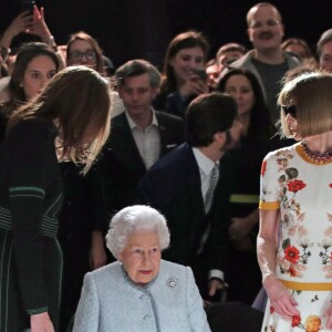 La reine Elizabeth II au défilé Richard Quinn lors de la Fashion Week de Londres le 20 février 2018. Lors du show, la souveraine était entourée de Caroline Rush (British Fashion Council) et de la papesse de la mode Anna Wintour. La reine était présente pour remettre au styliste le premier "prix Elizabeth II de la mode", une récompense qui sera désormais décernée tous les ans à un nouveau talent du secteur.