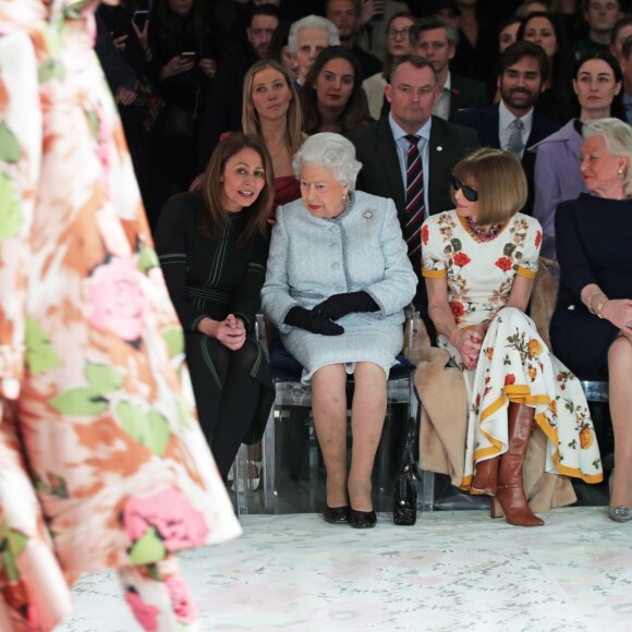 La reine Elizabeth II au défilé Richard Quinn lors de la Fashion Week de Londres le 20 février 2018. Lors du show, la souveraine était entourée de Caroline Rush (British Fashion Council) et de la papesse de la mode Anna Wintour. La reine était présente pour remettre au styliste le premier "prix Elizabeth II de la mode", une récompense qui sera désormais décernée tous les ans à un nouveau talent du secteur.