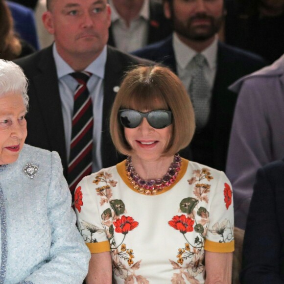 La reine Elizabeth II au défilé Richard Quinn lors de la Fashion Week de Londres le 20 février 2018. Lors du show, la souveraine était entourée de Caroline Rush (British Fashion Council) et de la papesse de la mode Anna Wintour. La reine était présente pour remettre au styliste le premier "prix Elizabeth II de la mode", une récompense qui sera désormais décernée tous les ans à un nouveau talent du secteur.
