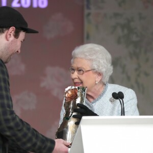 La reine Elizabeth II au défilé Richard Quinn lors de la Fashion Week de Londres le 20 février 2018. Lors du show, la souveraine était entourée de Caroline Rush (British Fashion Council) et de la papesse de la mode Anna Wintour. La reine était présente pour remettre au styliste le premier "prix Elizabeth II de la mode", une récompense qui sera désormais décernée tous les ans à un nouveau talent du secteur.