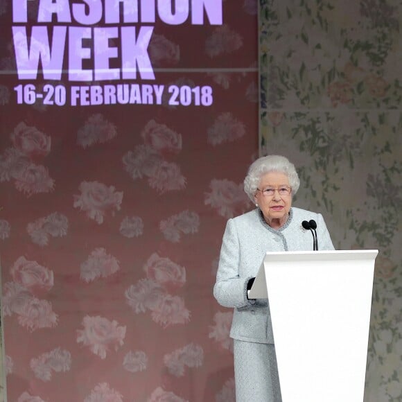 La reine Elizabeth II au défilé Richard Quinn lors de la Fashion Week de Londres le 20 février 2018. Lors du show, la souveraine était entourée de Caroline Rush (British Fashion Council) et de la papesse de la mode Anna Wintour. La reine était présente pour remettre au styliste le premier "prix Elizabeth II de la mode", une récompense qui sera désormais décernée tous les ans à un nouveau talent du secteur.
