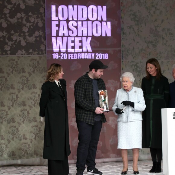 La reine Elizabeth II au défilé Richard Quinn lors de la Fashion Week de Londres le 20 février 2018. Lors du show, la souveraine était entourée de Caroline Rush (British Fashion Council) et de la papesse de la mode Anna Wintour. La reine était présente pour remettre au styliste le premier "prix Elizabeth II de la mode", une récompense qui sera désormais décernée tous les ans à un nouveau talent du secteur.