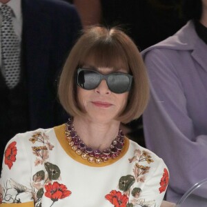 La reine Elizabeth II au défilé Richard Quinn lors de la Fashion Week de Londres le 20 février 2018. Lors du show, la souveraine était entourée de Caroline Rush (British Fashion Council) et de la papesse de la mode Anna Wintour. La reine était présente pour remettre au styliste le premier "prix Elizabeth II de la mode", une récompense qui sera désormais décernée tous les ans à un nouveau talent du secteur.
