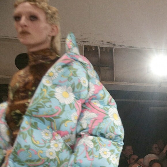 La reine Elizabeth II au défilé Richard Quinn lors de la Fashion Week de Londres le 20 février 2018. Lors du show, la souveraine était entourée de Caroline Rush (British Fashion Council) et de la papesse de la mode Anna Wintour. La reine était présente pour remettre au styliste le premier "prix Elizabeth II de la mode", une récompense qui sera désormais décernée tous les ans à un nouveau talent du secteur.