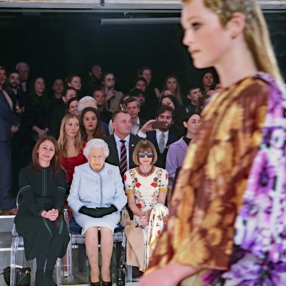 La reine Elizabeth II au défilé Richard Quinn lors de la Fashion Week de Londres le 20 février 2018. Lors du show, la souveraine était entourée de Caroline Rush (British Fashion Council) et de la papesse de la mode Anna Wintour. La reine était présente pour remettre au styliste le premier "prix Elizabeth II de la mode", une récompense qui sera désormais décernée tous les ans à un nouveau talent du secteur.