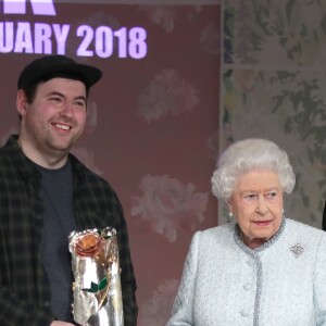 La reine Elizabeth II au défilé Richard Quinn lors de la Fashion Week de Londres le 20 février 2018. Lors du show, la souveraine était entourée de Caroline Rush (British Fashion Council) et de la papesse de la mode Anna Wintour. La reine était présente pour remettre au styliste le premier "prix Elizabeth II de la mode", une récompense qui sera désormais décernée tous les ans à un nouveau talent du secteur.