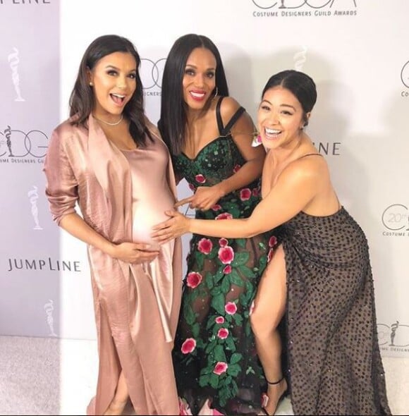 Kerry Washington pose avec Eva Longoria, enceinte, et Gina Rodriguez à la 20e soirée Costume Designers Guild Awards à l'hôtel Beverly Hilton à Beverly Hills, le 20 février 2018