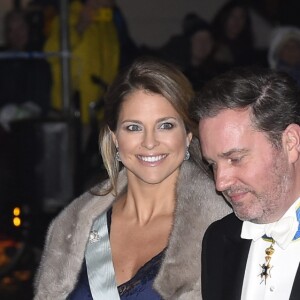La princesse Madeleine de Suède, enceinte, et son mari Christopher O'Neill lors de la soirée annuelle de l'Académie suédoise à Stockholm, le 20 décembre 2017.