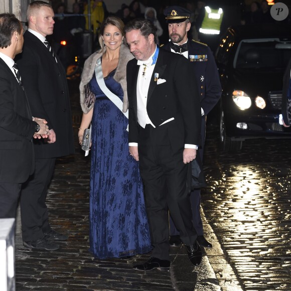 La princesse Madeleine de Suède, enceinte, et son mari Christopher O'Neill lors de la soirée annuelle de l'Académie suédoise à Stockholm, le 20 décembre 2017.