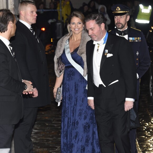 La princesse Madeleine de Suède, enceinte, et son mari Christopher O'Neill lors de la soirée annuelle de l'Académie suédoise à Stockholm, le 20 décembre 2017.