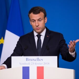 Le Président Emmanuel Macron donne une conférence de presse lors de la réunion informelle des 27 chefs d'Etat et de gouvernement à Bruxelles le 23 février 2018.