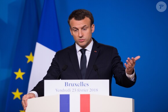 Le Président Emmanuel Macron donne une conférence de presse lors de la réunion informelle des 27 chefs d'Etat et de gouvernement à Bruxelles le 23 février 2018.
