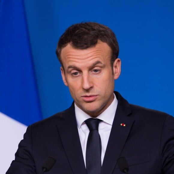 Le Président Emmanuel Macron donne une conférence de presse lors de la réunion informelle des 27 chefs d'Etat et de gouvernement à Bruxelles le 23 février 2018.