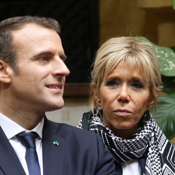 Emmanuel et Brigitte Macron - Aprés avoir été accueillis par le Président de la République du Sénégal, Macky Sall et son épouse Marène Sall sur l'aéroport de Saint-Louis, le Président de la République française, Emmanuel Macron accompagné de son épouse Brigitte Macron ont participé à un bain de foule dans les rues de la ville. Ils se sont, ensuite, rendus sur la Langue de Barbarie, touchée par l'érosion côtière avant d'aller sur la place Faidherbe pour une allocution des deux chefs d'états. Avant de quitter Saint-Louis, le couple présidentiel est allé à la rencontre des élèves d'une école à l'occasion du lancement symbolique d'un concours sur les cent ans de l'Aéropostale. Saint-Louis, Sénégal le le 3 Février 2018. © Dominique Jacovides/Bestimage