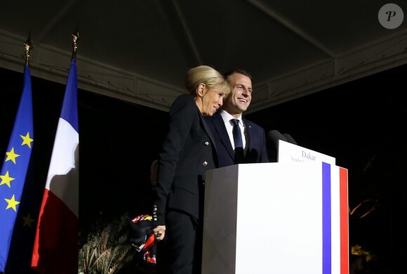 Aprés avoir honoré leurs programmes respectifs, Brigitte et Emmanuel Macron se sont retrouvés à la Résidence de France où se déroulait une réception de la communauté française. Dakar, le 2 Février 2018. © Dominique Jacovides/Bestimage