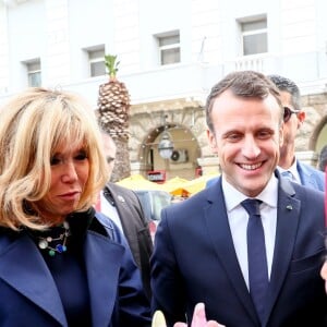 Le président de la République Emmanuel Macron et sa femme la Première Dame Brigitte Macron (Trogneux) - Le couple présidentiel se promène dans la médina, le cœur historique de Tunis, Tunisie, le 1er février 2018. Ils se sont ensuite envolés vers le Sénégal, où ils sont attendus pour une autre visite d'Etat. © Sébastien Valiela/Bestimage