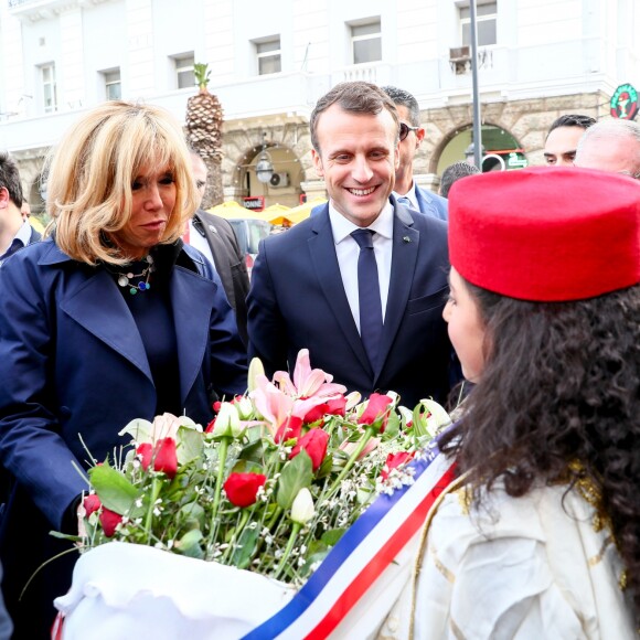 Le président de la République Emmanuel Macron et sa femme la Première Dame Brigitte Macron (Trogneux) - Le couple présidentiel se promène dans la médina, le cœur historique de Tunis, Tunisie, le 1er février 2018. Ils se sont ensuite envolés vers le Sénégal, où ils sont attendus pour une autre visite d'Etat. © Sébastien Valiela/Bestimage