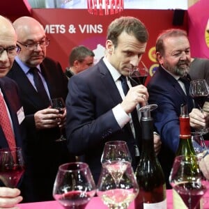 Le président de la république francaise, Emmanuel Macron accompagné de Stéphane Travert rencontre la filière des vins durant sa visite au salon de l'agriculture, Paris, France le 24 février 2018. © Stéphane Lemouton / Bestimag