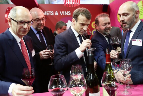 Le président de la république francaise, Emmanuel Macron accompagné de Stéphane Travert rencontre la filière des vins durant sa visite au salon de l'agriculture, Paris, France le 24 février 2018. © Stéphane Lemouton / Bestimag