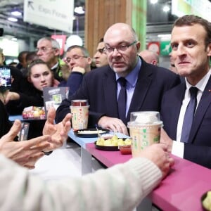 Le président de la république francaise, Emmanuel Macron accompagné de Stéphane Travert rencontre la filière des vins durant sa visite au salon de l'agriculture, Paris, France le 24 février 2018. © Stéphane Lemouton / Bestimag