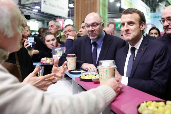 Le président de la république francaise, Emmanuel Macron accompagné de Stéphane Travert rencontre la filière des vins durant sa visite au salon de l'agriculture, Paris, France le 24 février 2018. © Stéphane Lemouton / Bestimag