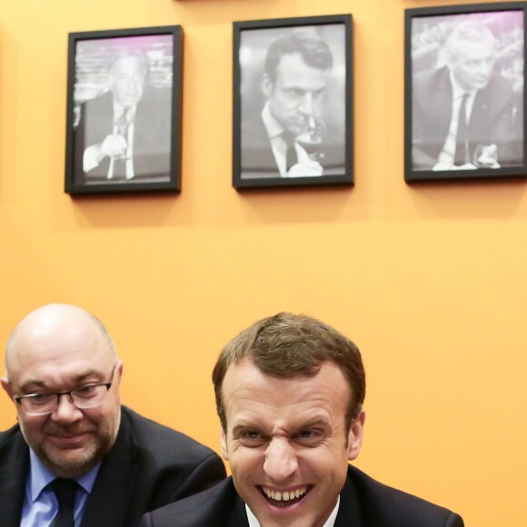 Le président de la république francaise, Emmanuel Macron accompagné de Stéphane Travert rencontre la filière des vins durant sa visite au salon de l'agriculture, Paris, France le 24 février 2018. © Stéphane Lemouton / Bestimag