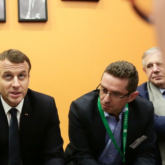 Le président de la république francaise, Emmanuel Macron accompagné de Stéphane Travert rencontre la filière des vins durant sa visite au salon de l'agriculture, Paris, France le 24 février 2018. © Stéphane Lemouton / Bestimage