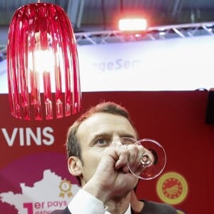 Le président de la république francaise, Emmanuel Macron rencontre la filière des vins durant sa visite au salon de l'agriculture, Paris, France le 24 février 2018. © Stéphane Lemouton / BestImage